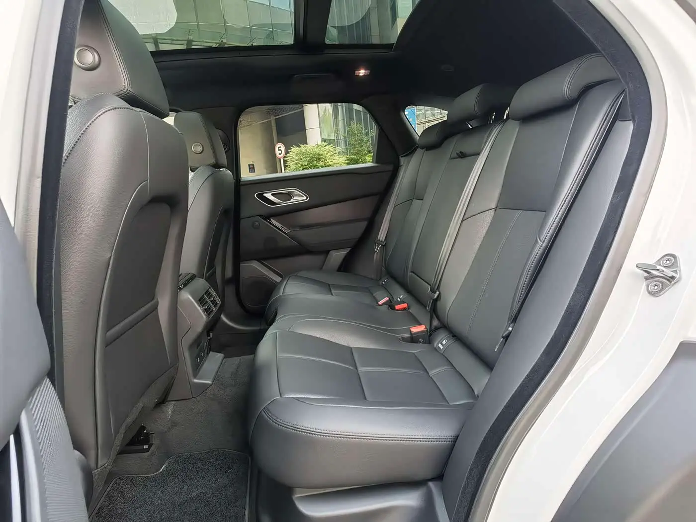 Land Rover Range Rover Velar 2026 — Photo 11/13