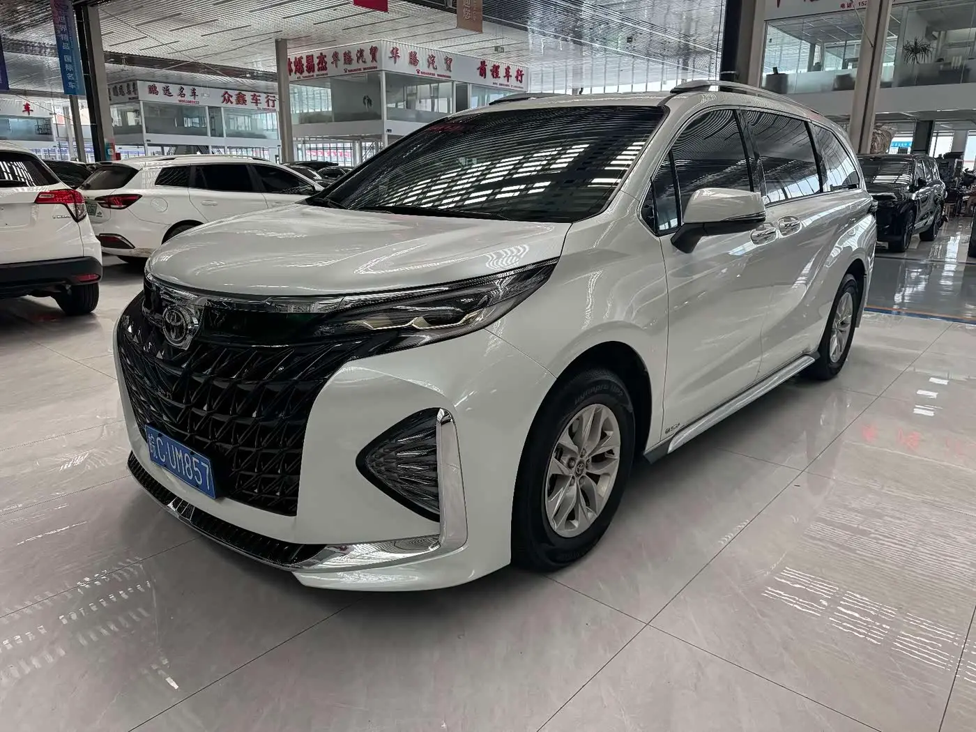 Toyota Granvia 2025 — Photo 1/11