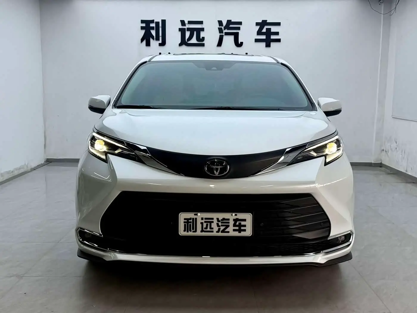 Toyota Sienna 2025 — Photo 2/19