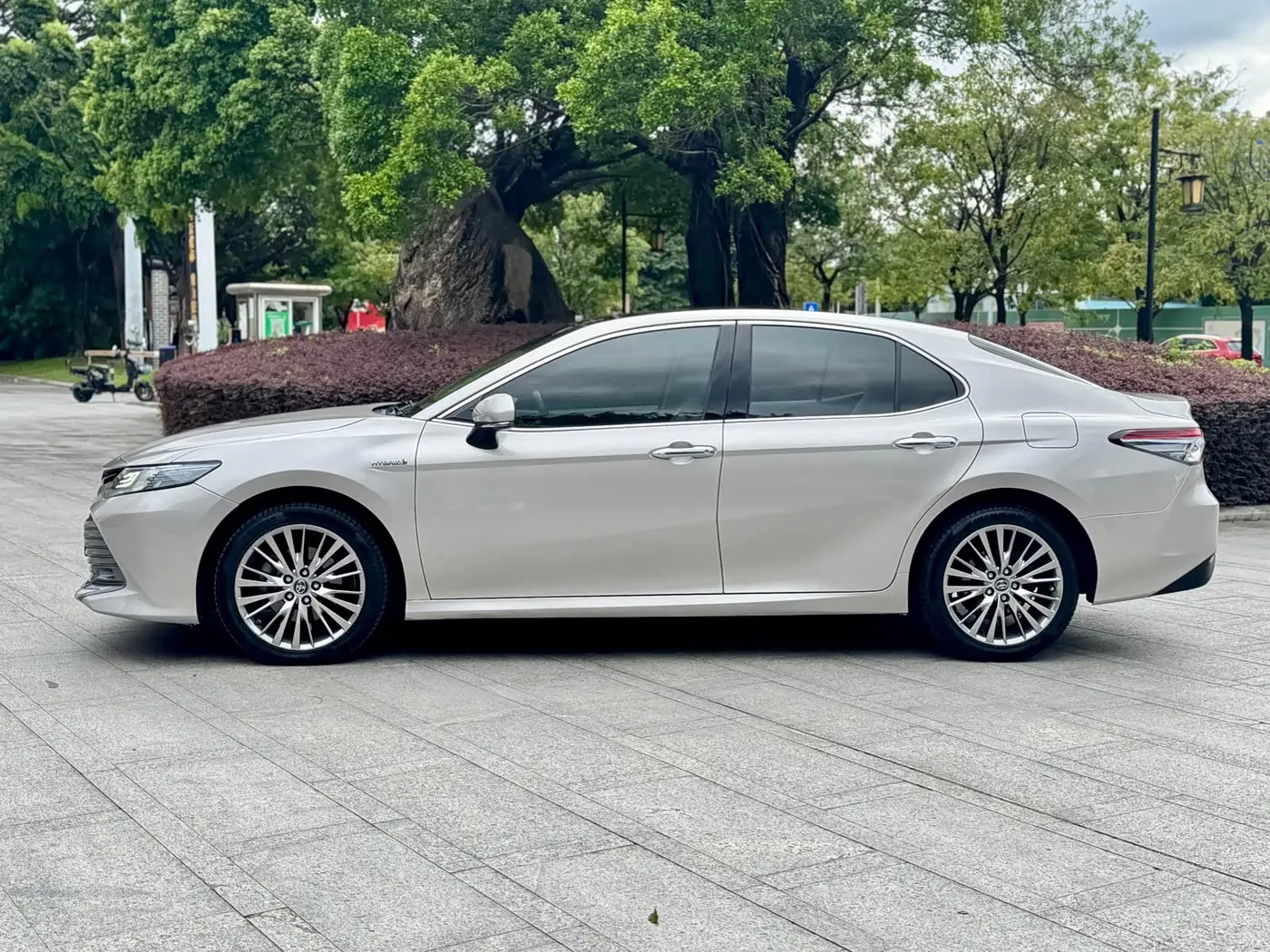 Toyota Camry 2019 — ფოტო 4/20