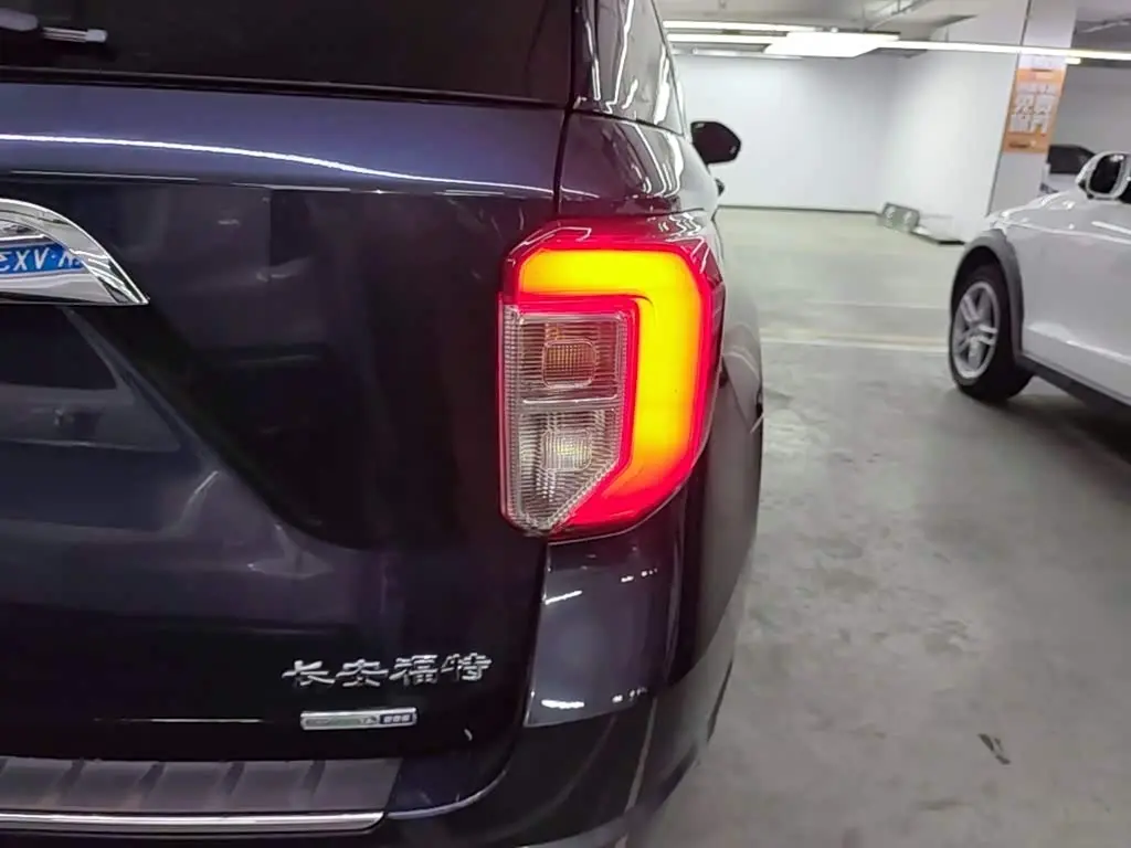 Ford Explorer 2022 — Photo 8/20
