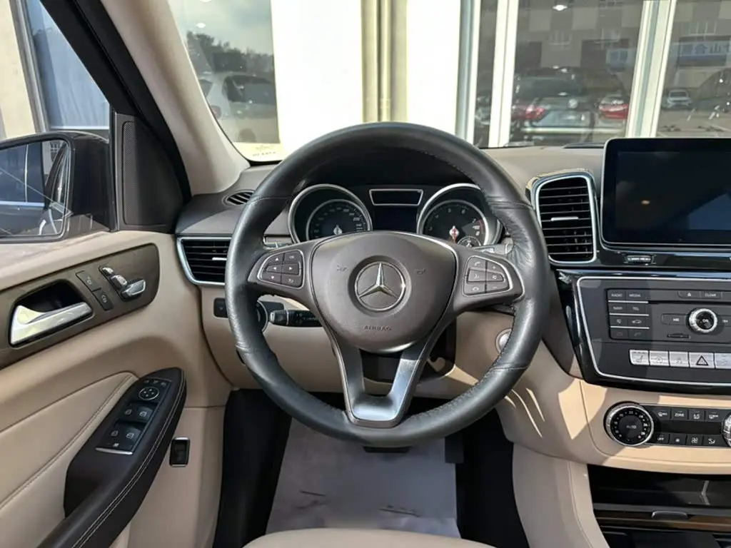 Mercedes-Benz GLE 2017 — Photo 14/19