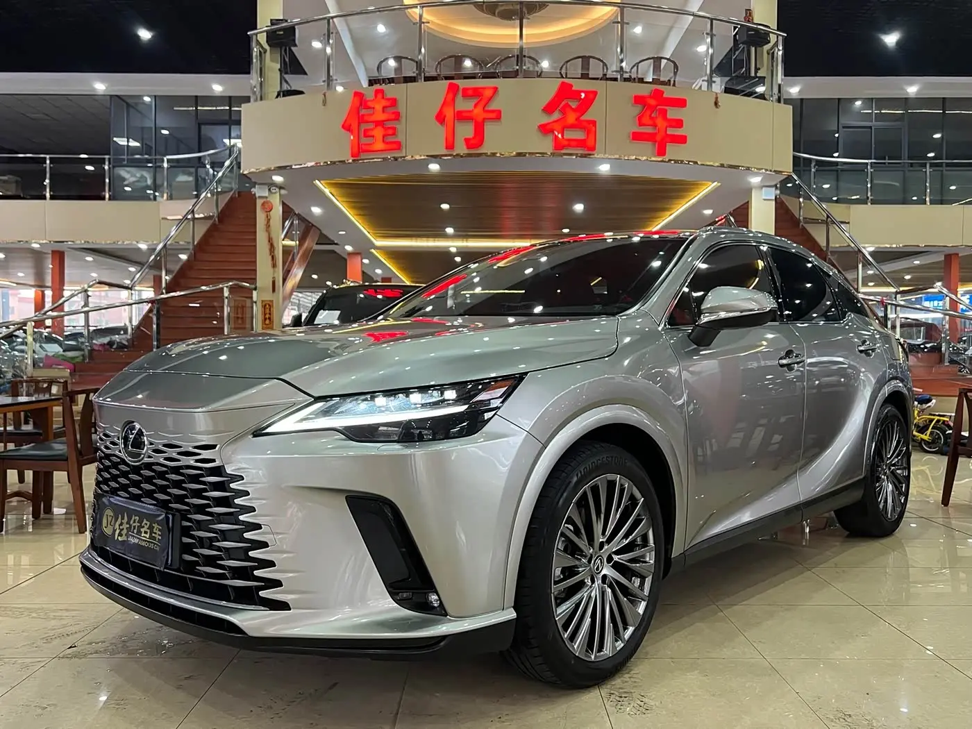 Lexus RX 2023 — Фото 1/15
