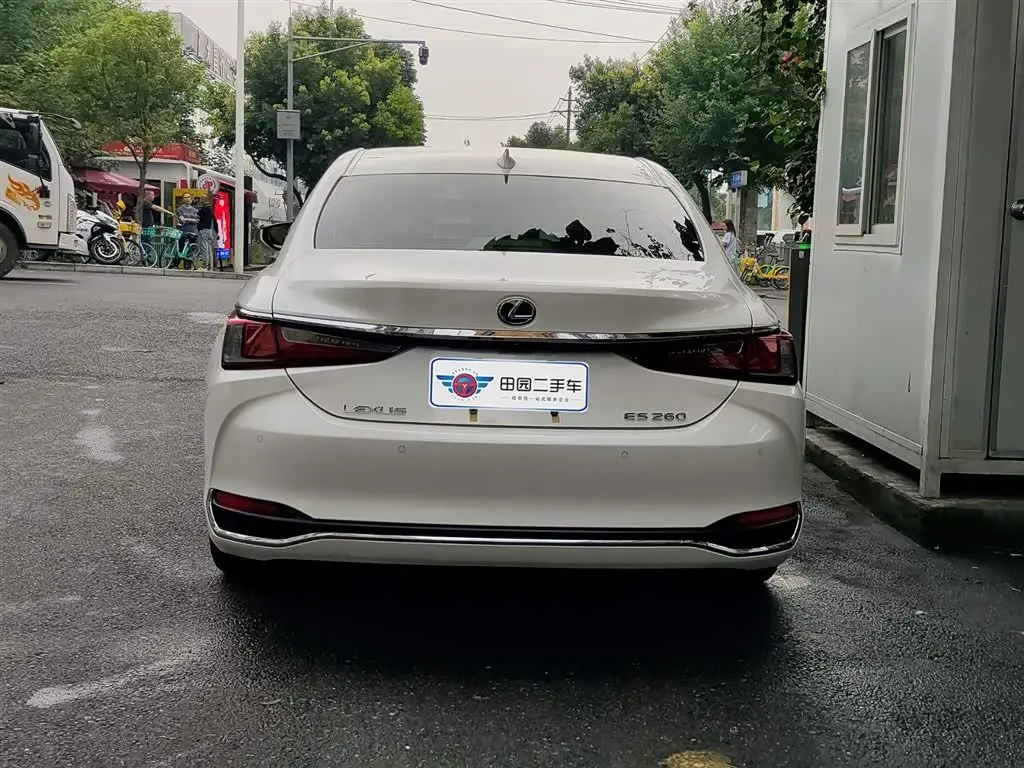 Lexus ES 2022 — Photo 6/12