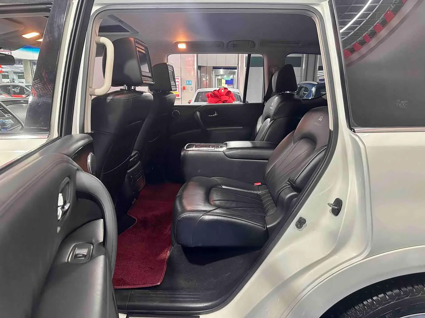 Infiniti QX80 2016 — Photo 6/20
