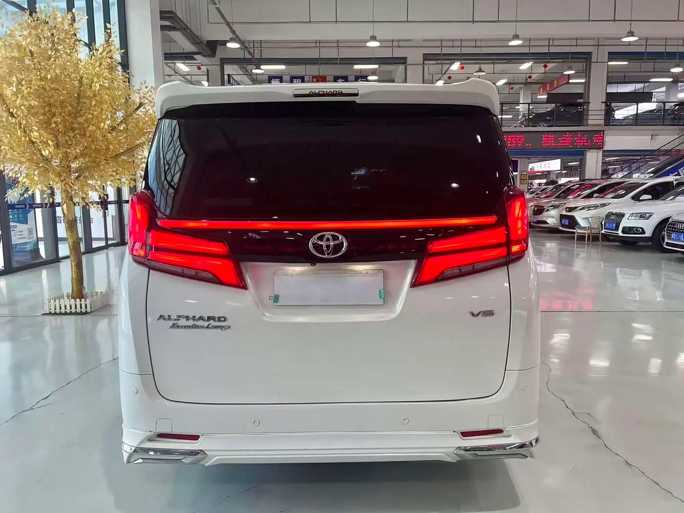 Toyota Alphard 2017 — Фото 4/9