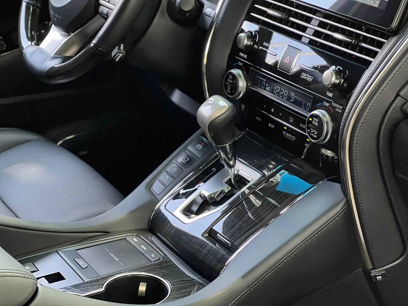 Lexus LM 2020 — Photo 13/20