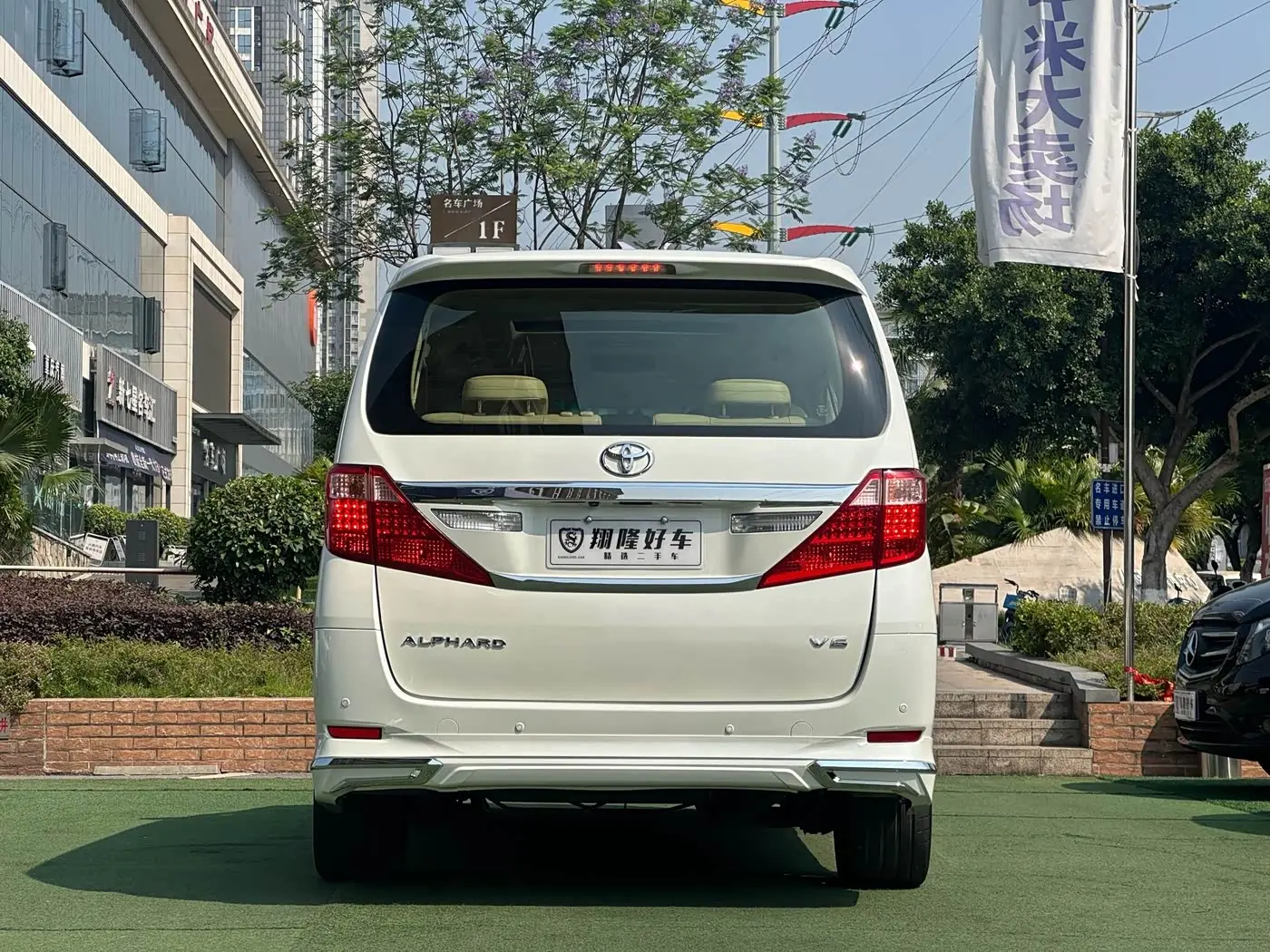 Toyota Alphard 2012 — Photo 7/20