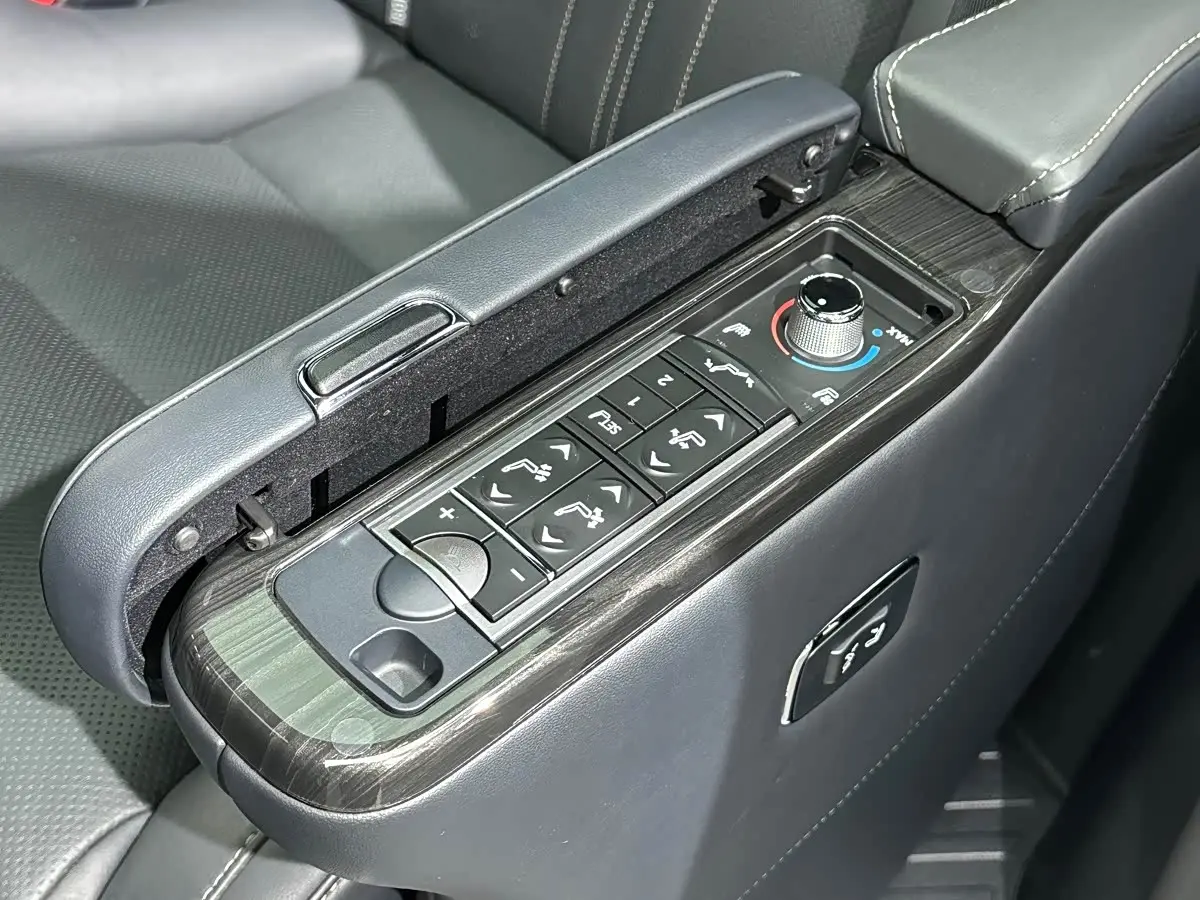 Lexus LM 2021 — Фото 18/20