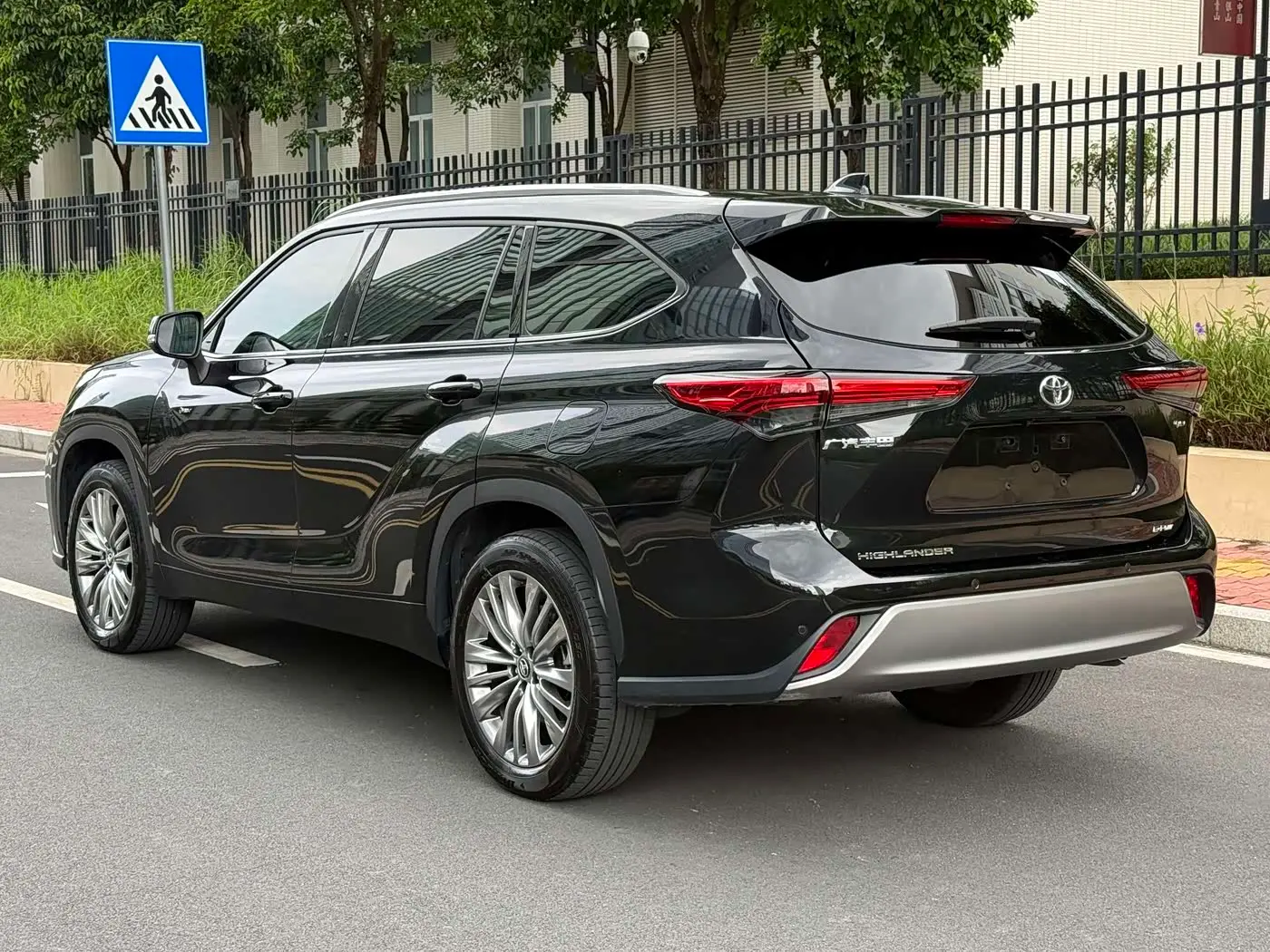 Toyota Highlander 2025 — Фото 17/18