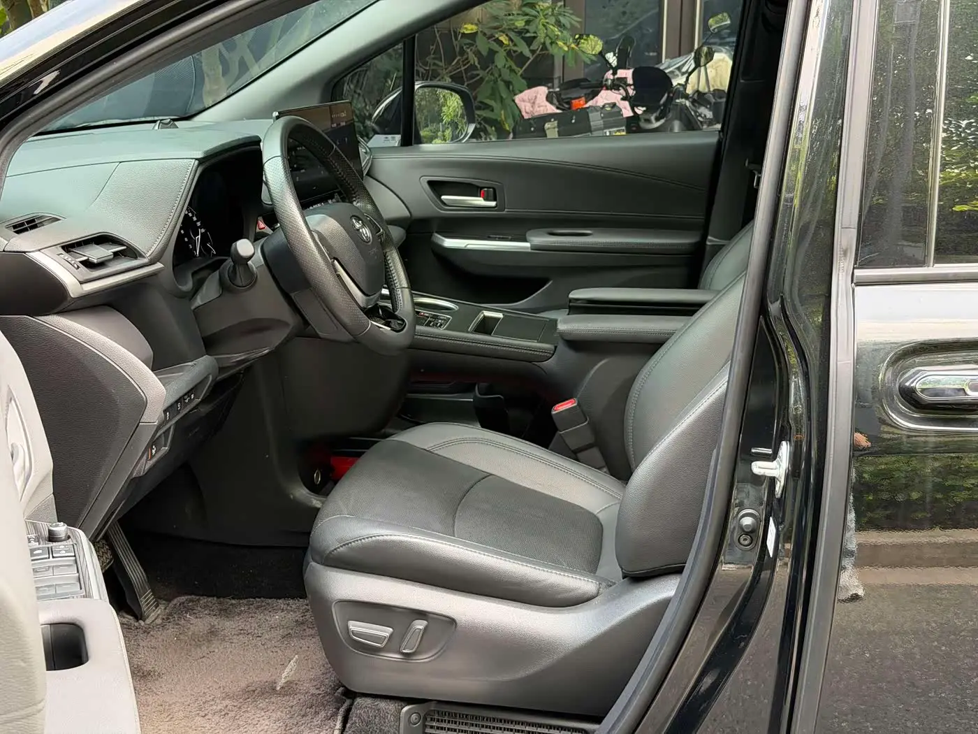 Toyota Sienna 2023 — Şəkil 10/16