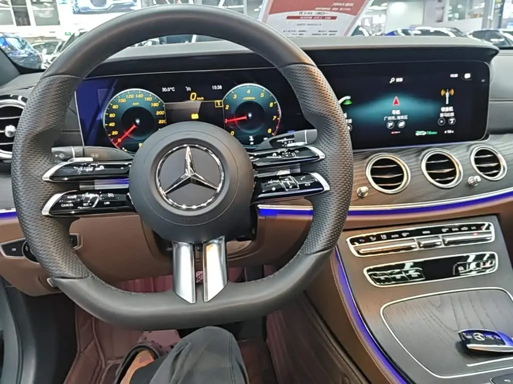 Mercedes-Benz E-Class 2022 — Photo 10/20