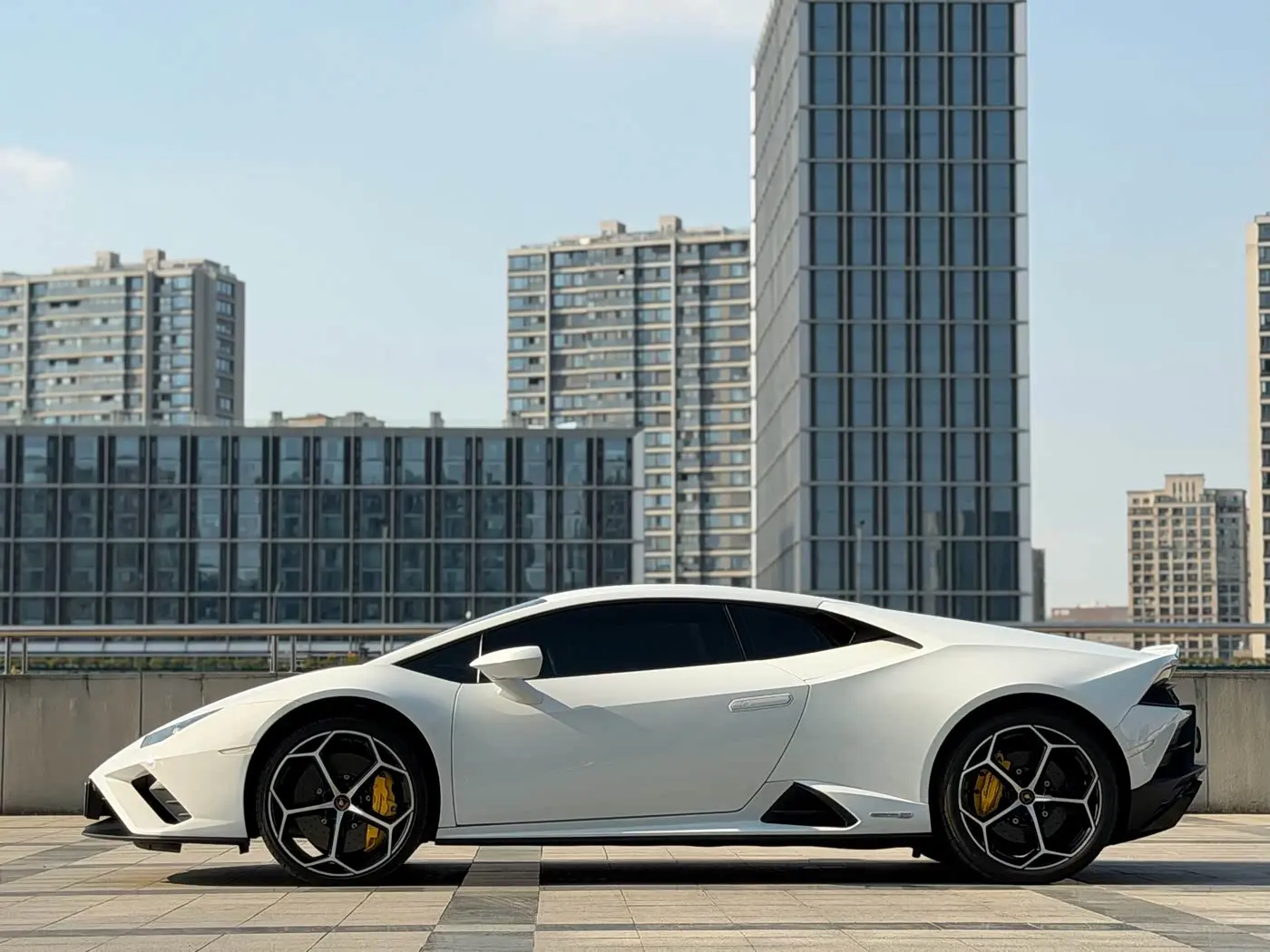 Lamborghini Huracán 2023 — Фото 18/19