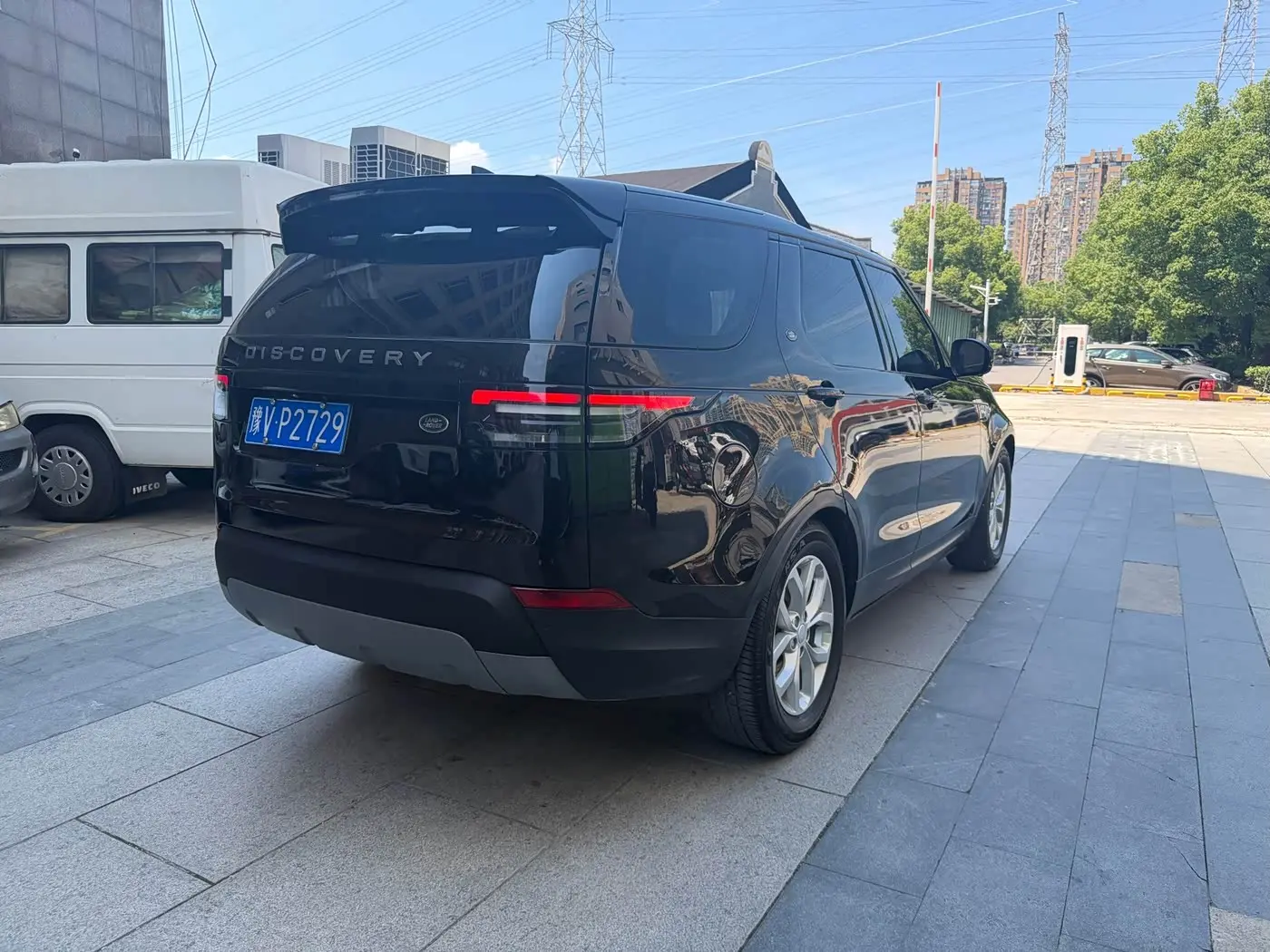 Land Rover Discovery 2018 — Photo 16/18