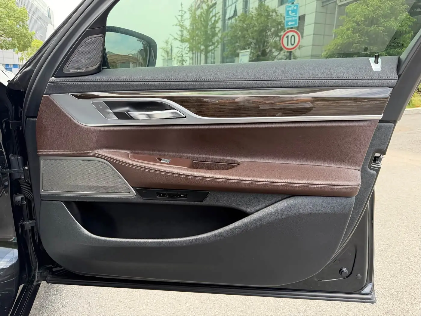 BMW 7 Series 2018 — Photo 12/16
