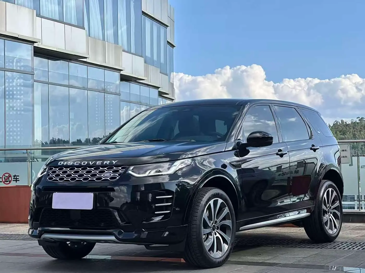 Land Rover Discovery Sport 2024 — Фото 1/18