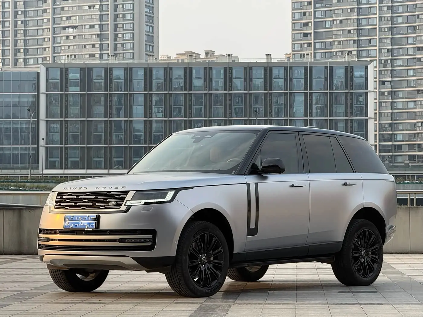 Land Rover Range Rover 2023 — Фото 1/16