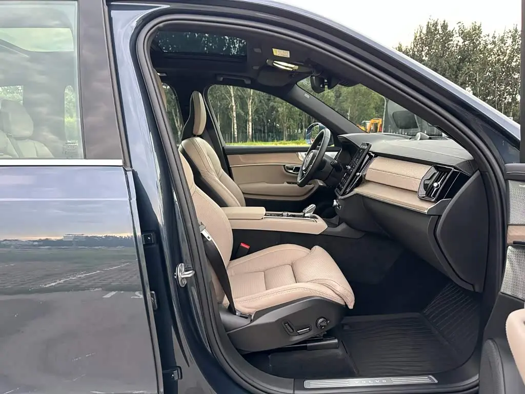 Volvo XC90 Plug-in Hybrid 2026 — Photo 17/20