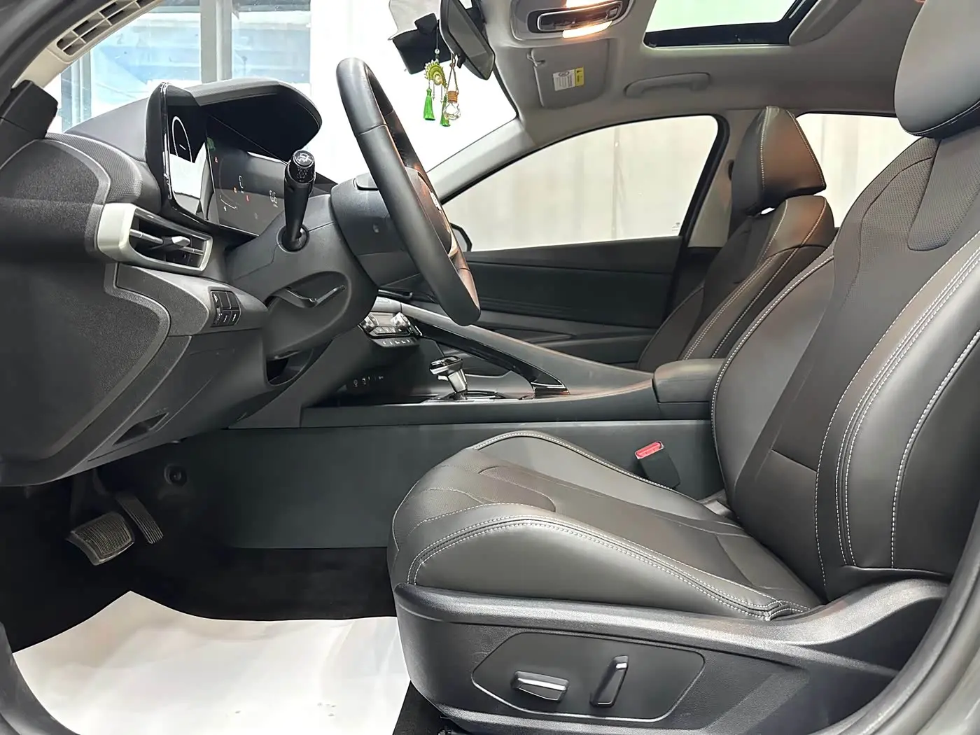 Hyundai Elantra 2023 — Photo 8/19
