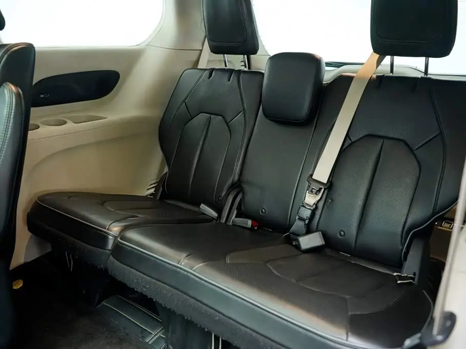 Chrysler Grand Caravan PHEV 2020 — Photo 6/19