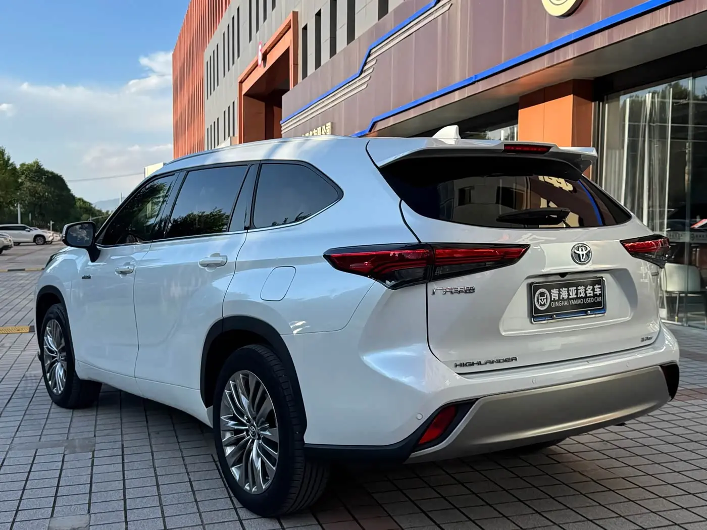 Toyota Highlander 2023 — Фото 18/20