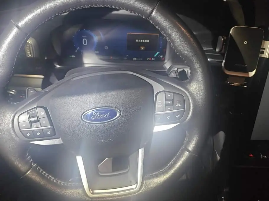 Ford Explorer 2022 — Photo 15/16