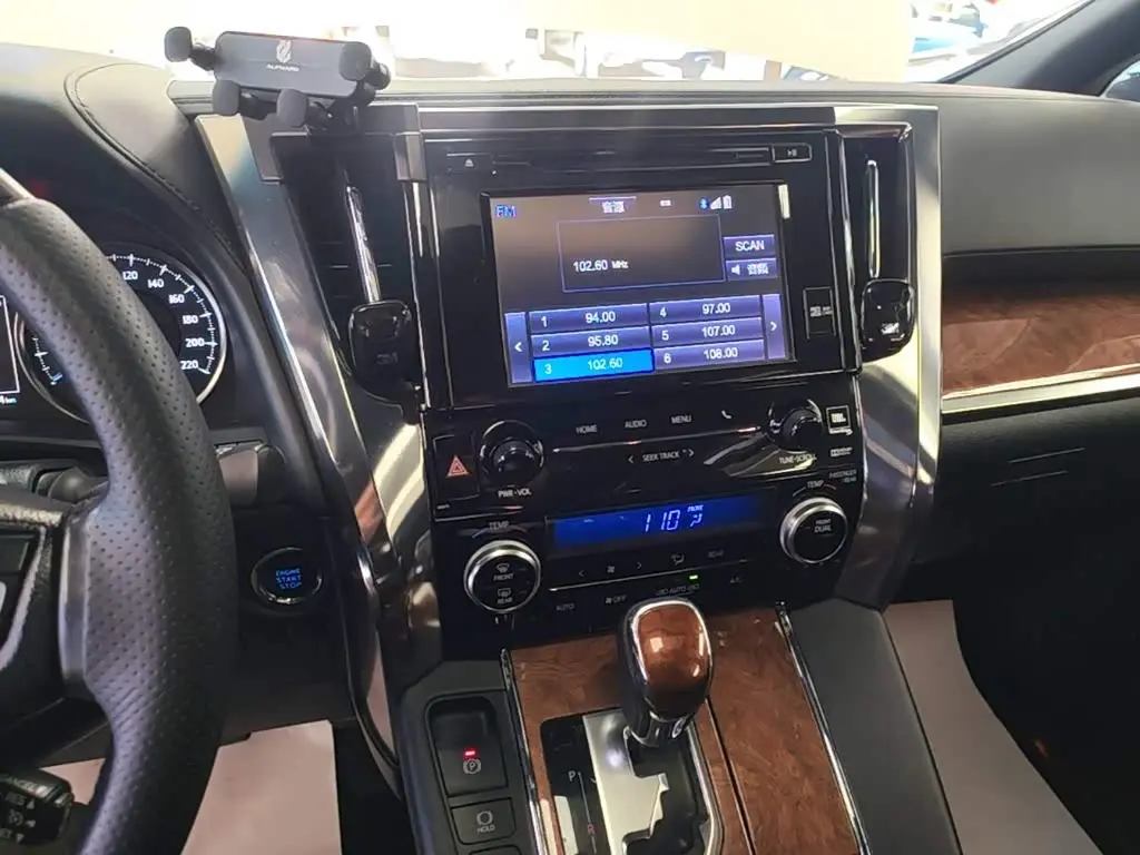 Toyota Alphard 2018 — Photo 10/20