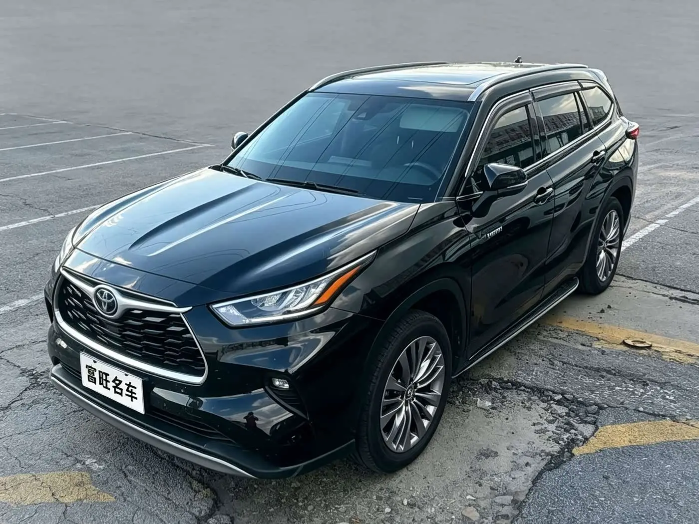 Toyota Highlander 2023 — Photo 1/10