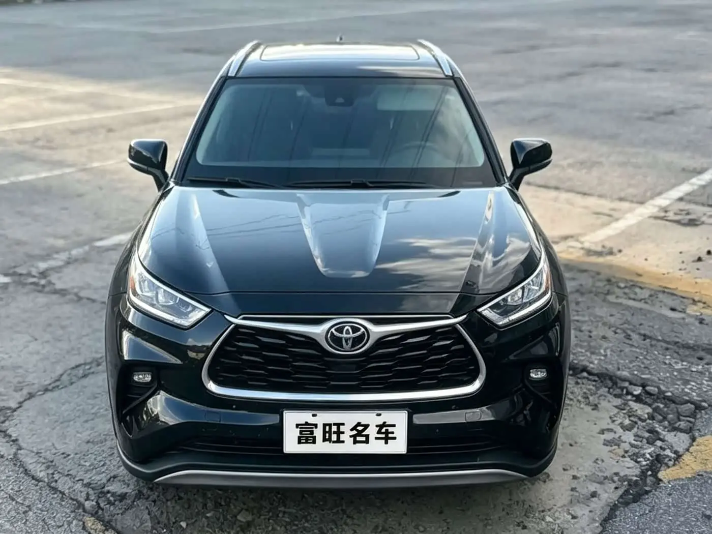 Toyota Highlander 2023 — Photo 2/10