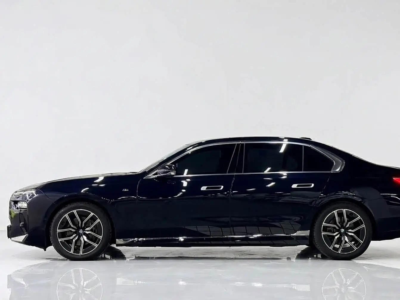 BMW 7 Series 2025 — Photo 3/9