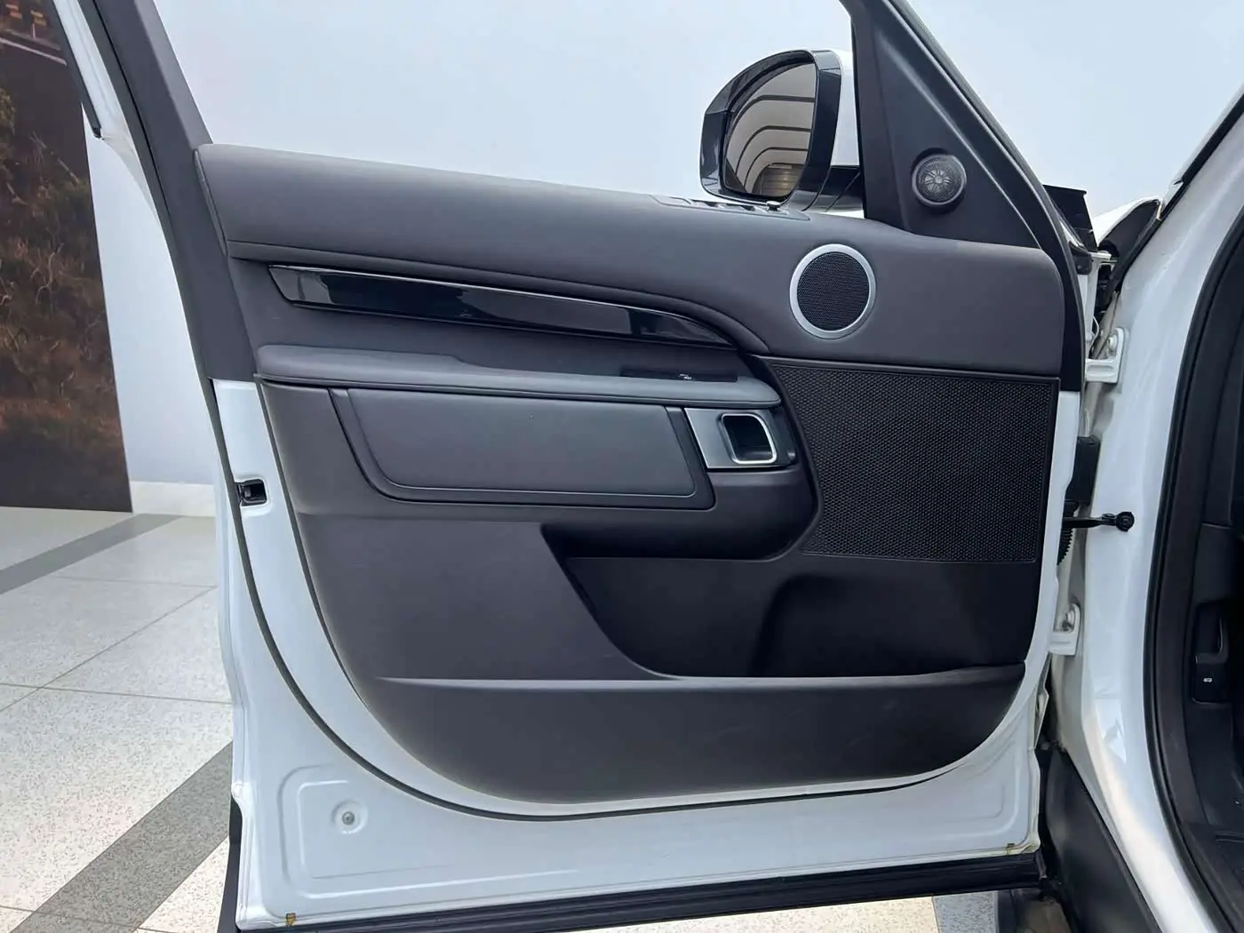 Land Rover Discovery 2018 — Photo 9/19