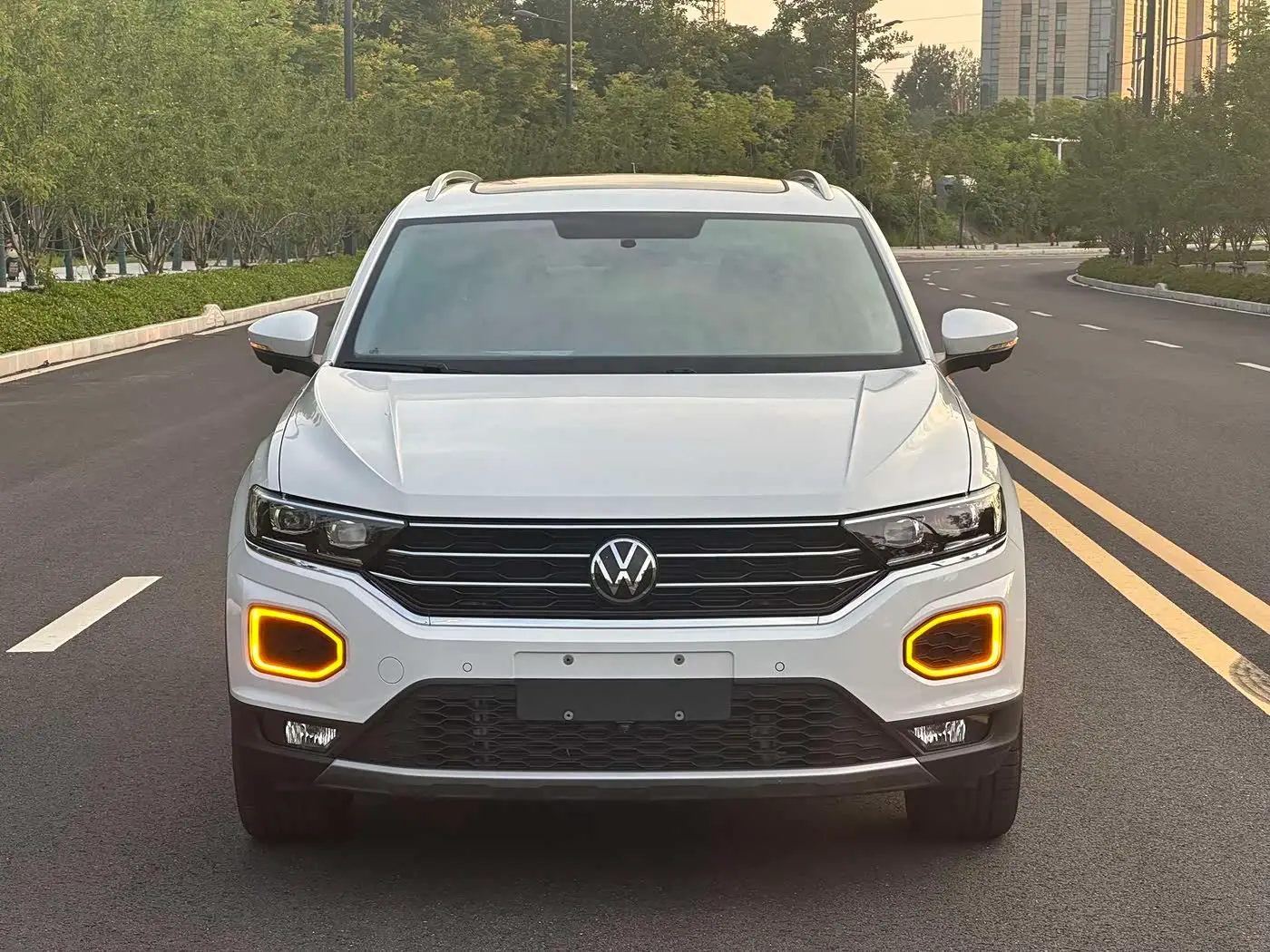 Volkswagen T-ROC 2023 — Photo 2/18