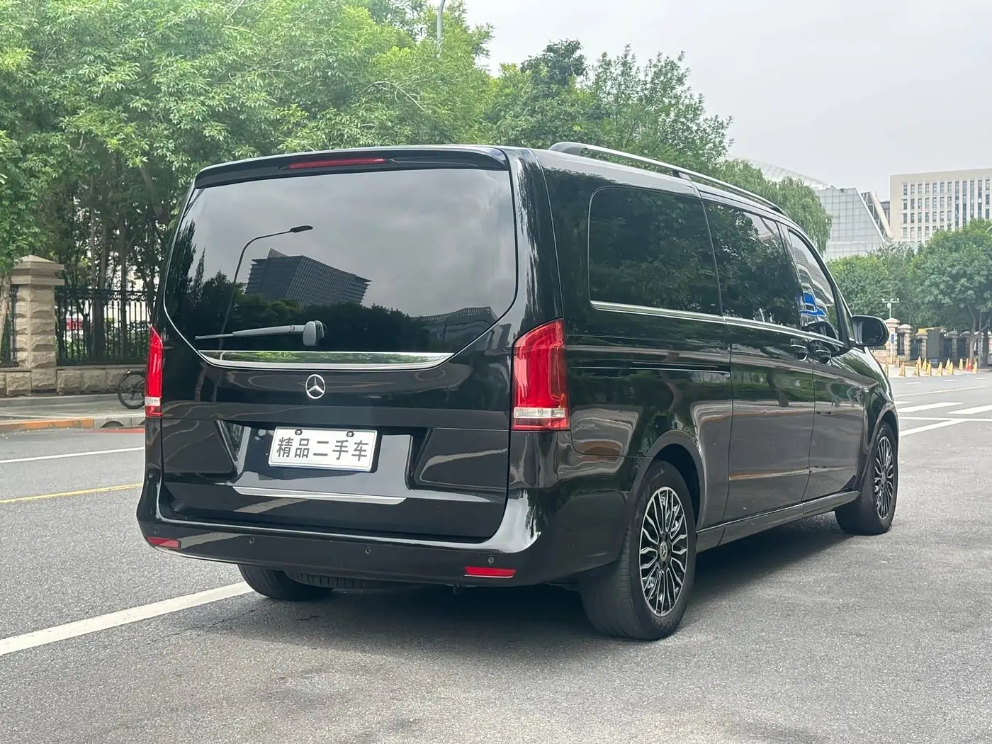 Mercedes-Benz V-Class 2023 — Фото 7/19
