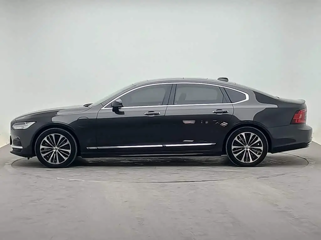Volvo S90 Plug-in Hybrid 2023 — Фото 5/14