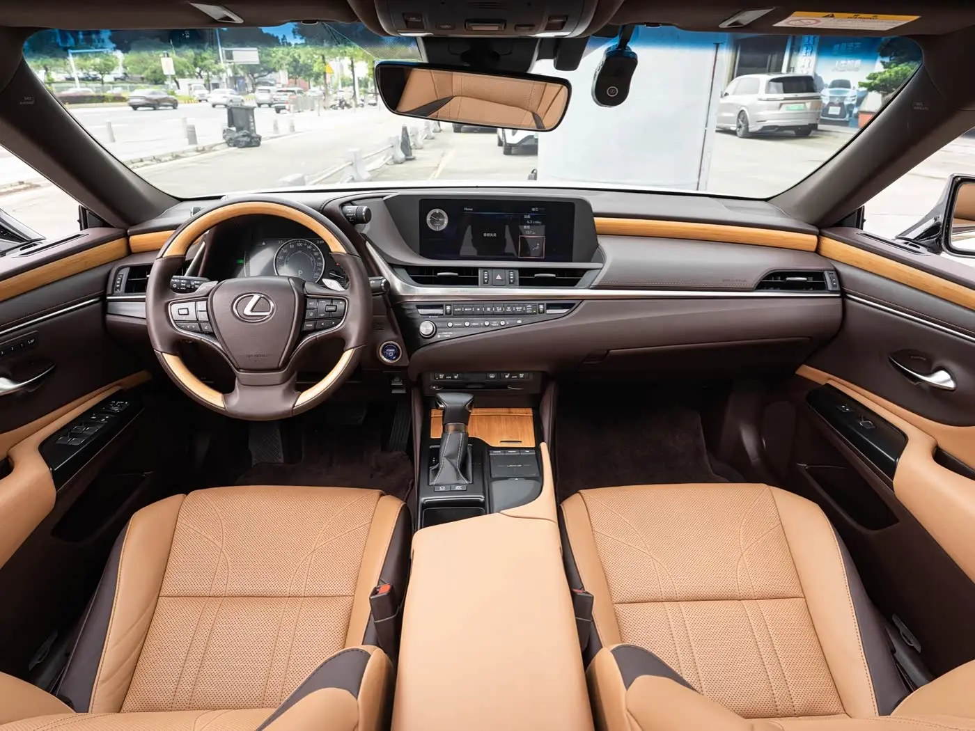Lexus ES 2021 — Photo 13/20