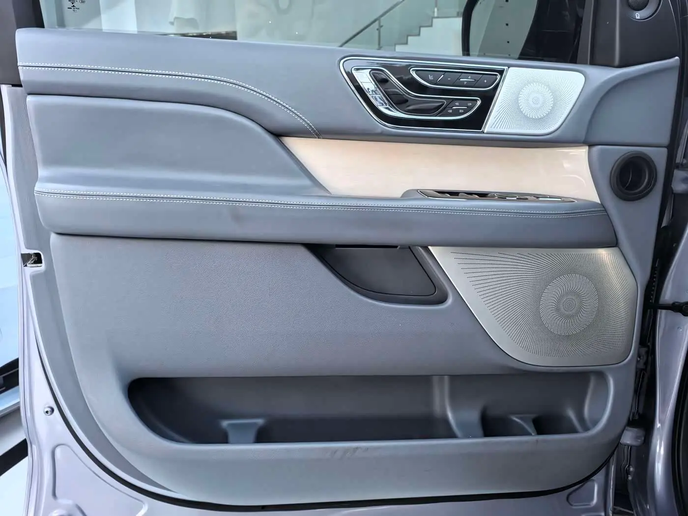 Lincoln Navigator 2023 — Şəkil 4/18