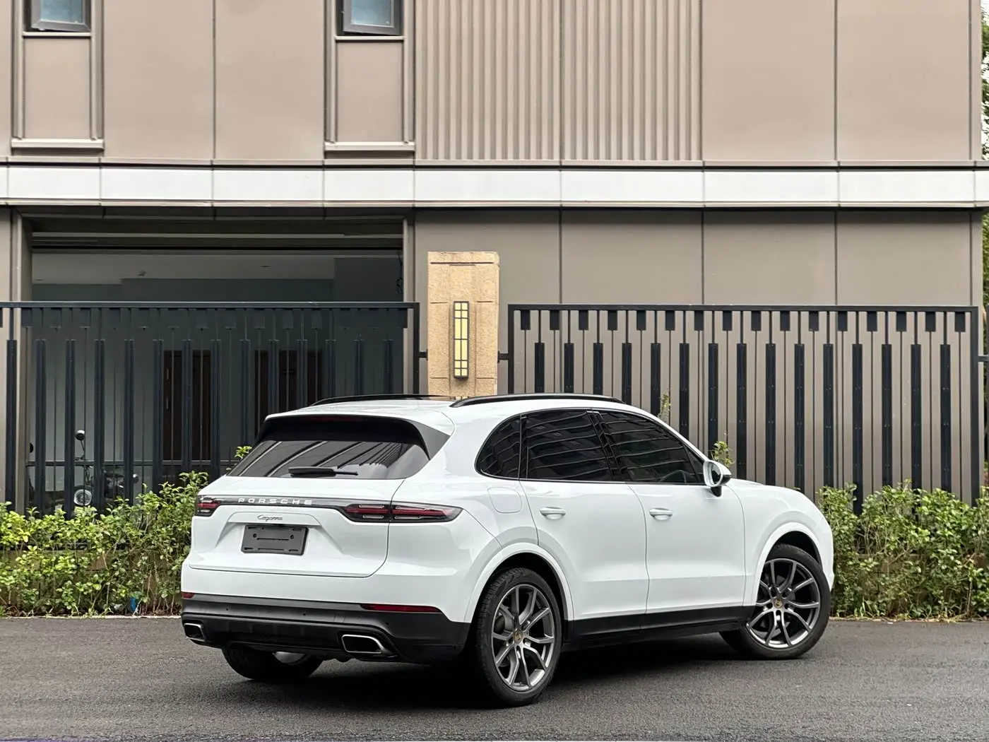 Porsche Cayenne 2022 — Photo 4/17