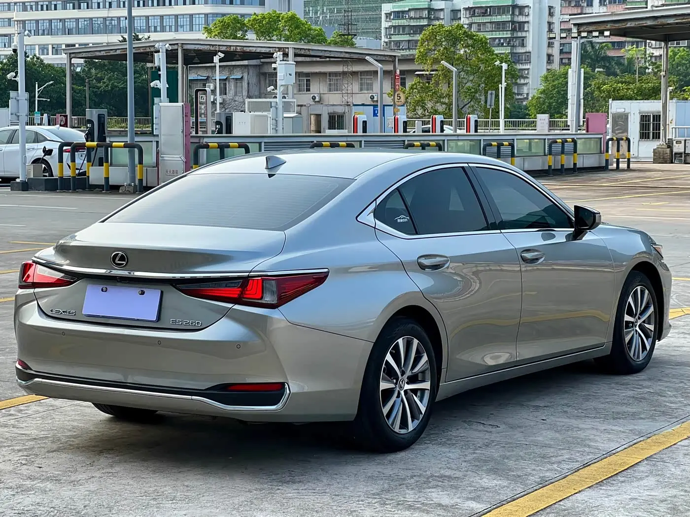 Lexus ES 2019 — Photo 3/20