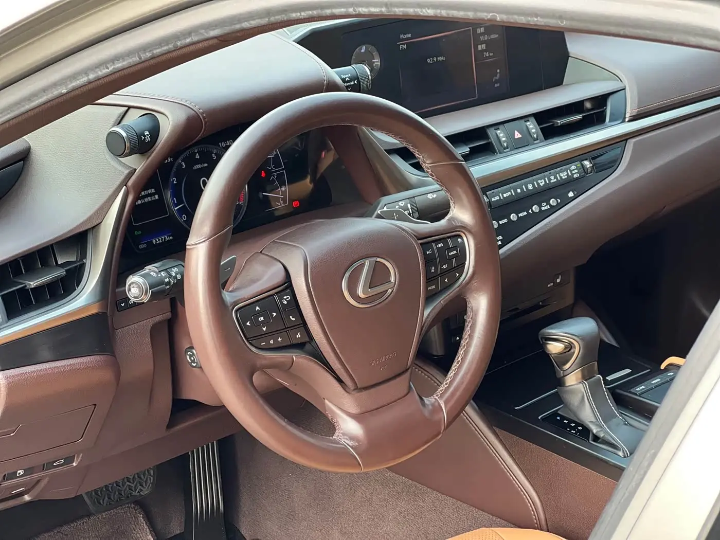 Lexus ES 2019 — Photo 9/20