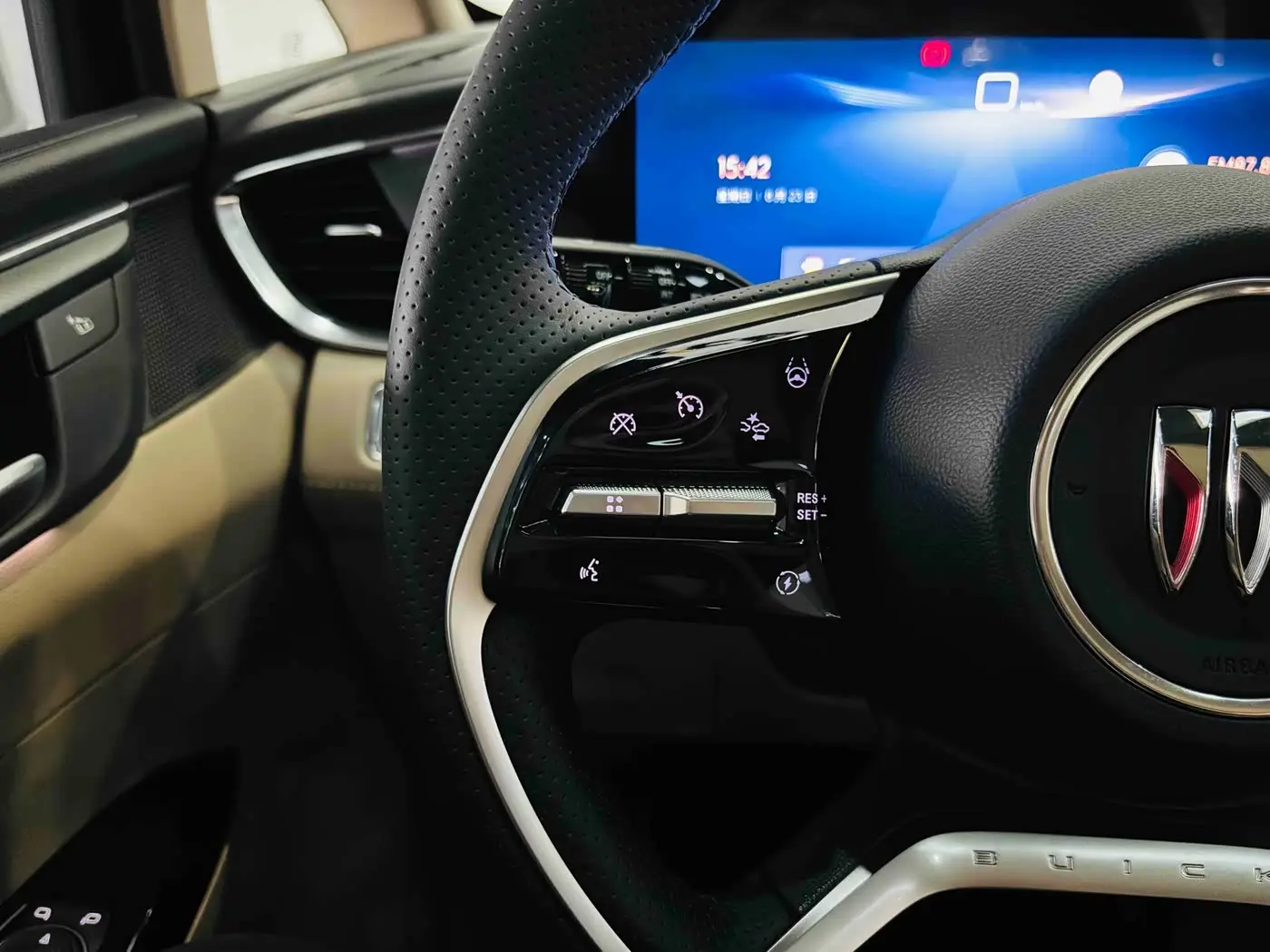 Buick GL8 New Energy 2025 — Photo 18/20