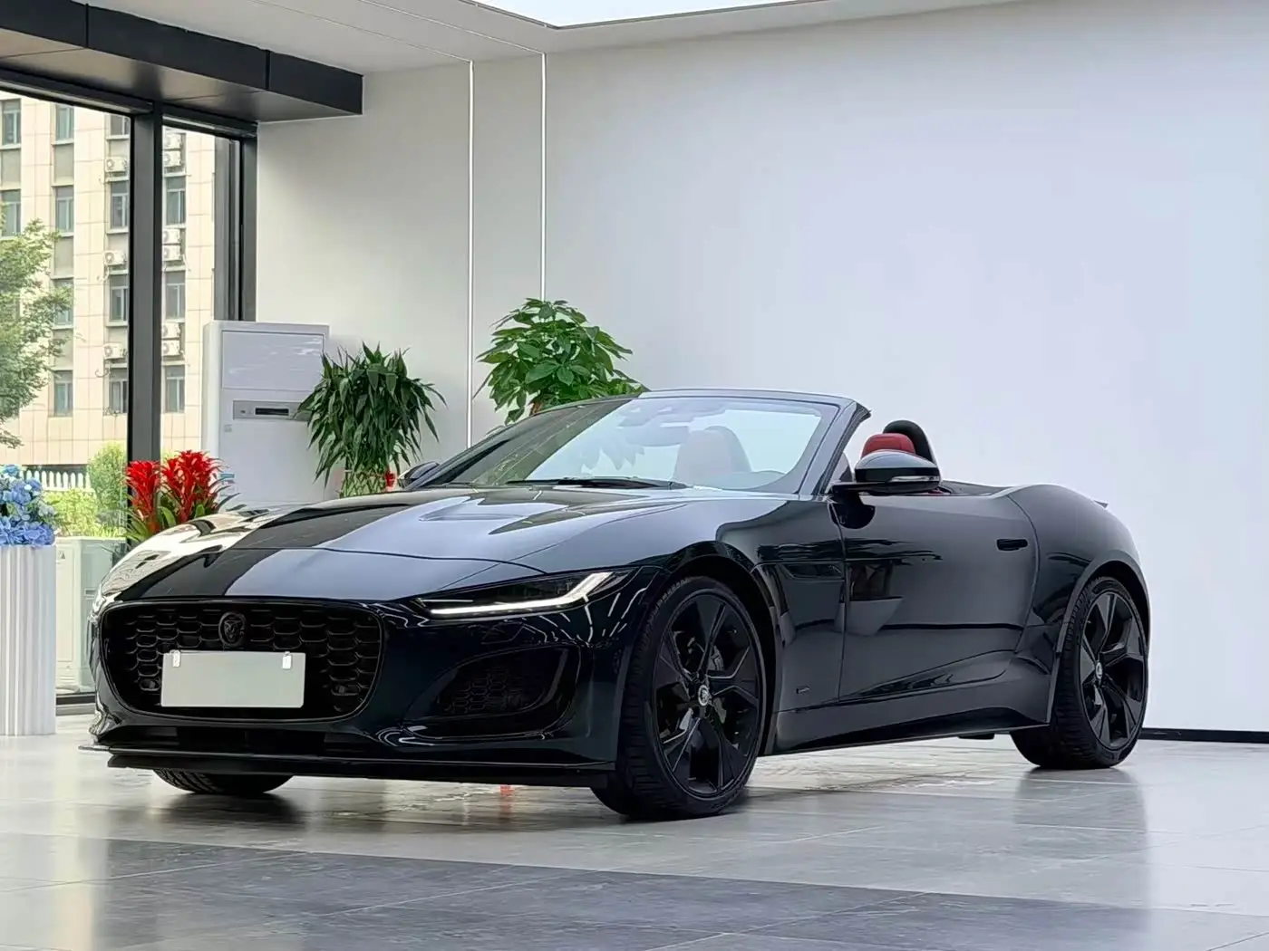 Jaguar F-TYPE, 2024
