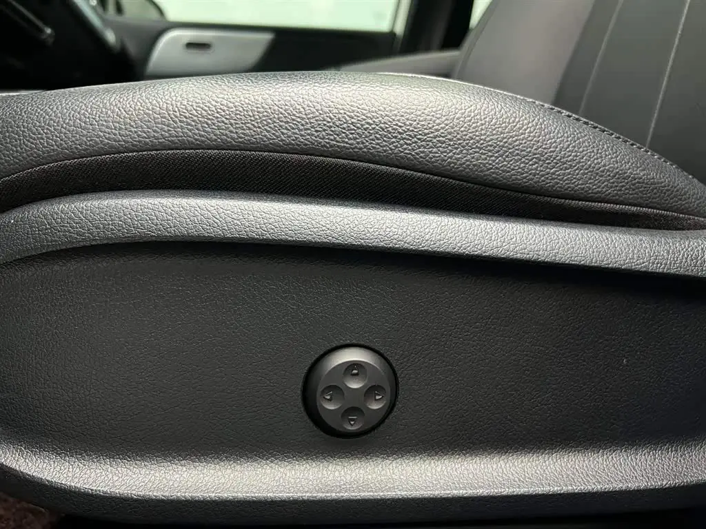 Mercedes-Benz GLB 2020 — Photo 8/20