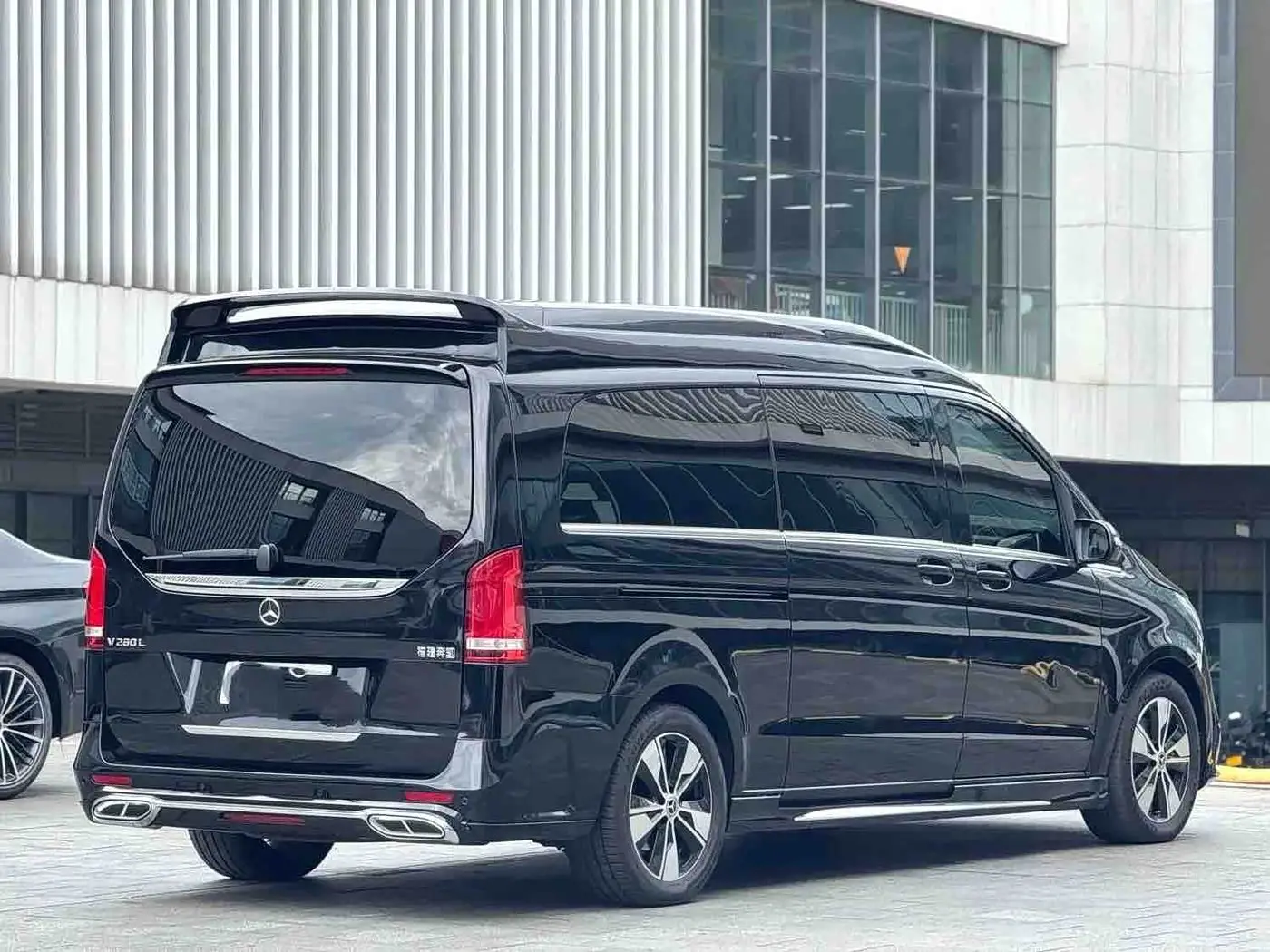 Mercedes-Benz V-Class 2023 — Фото 18/19