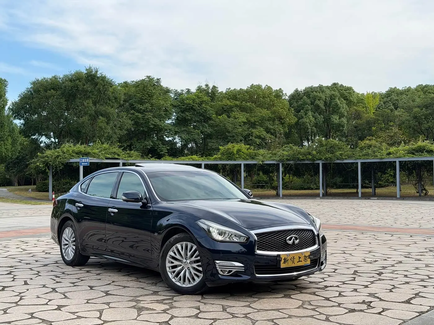 Infiniti Q70 2017 — Photo 3/13