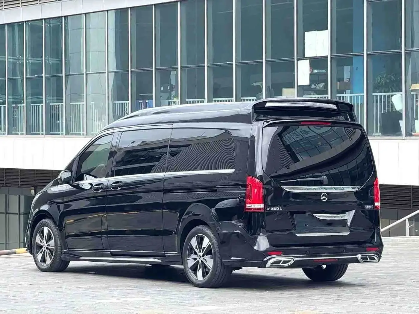 Mercedes-Benz V-Class 2023 — Фото 17/19