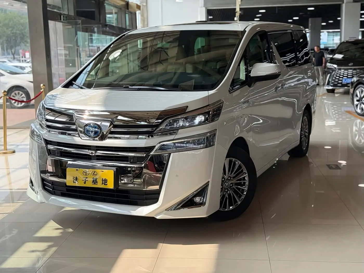 Toyota Vellfire 2021 — Photo 1/20