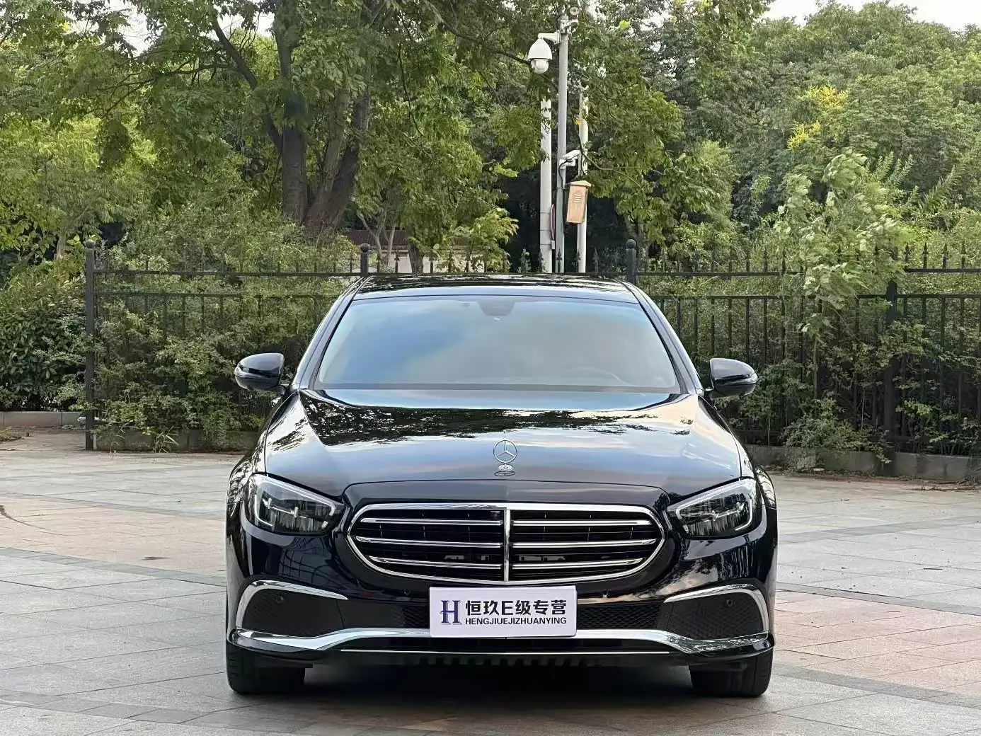 Mercedes-Benz E-Class 2021 — Photo 1/9