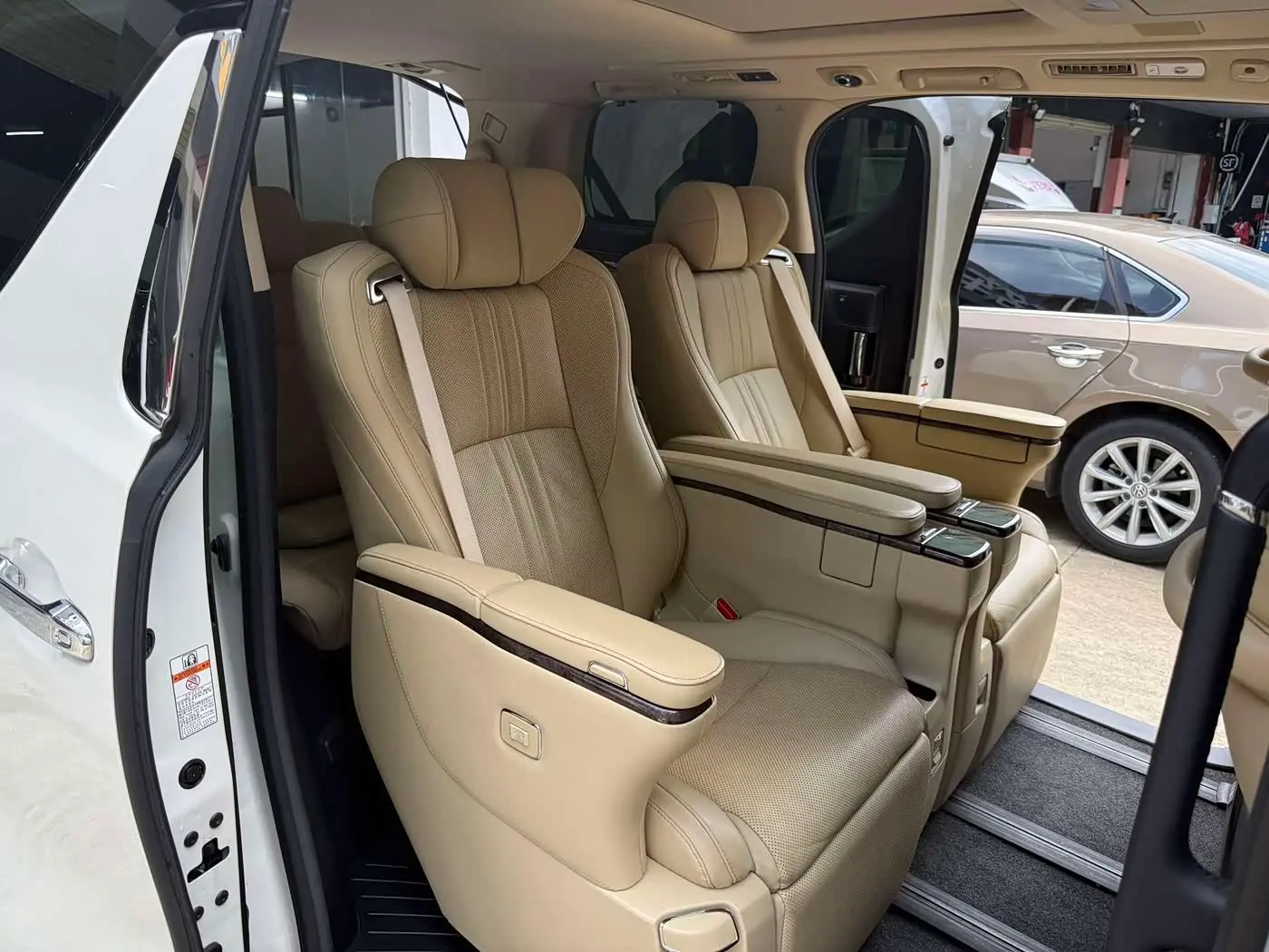Toyota Alphard 2022 — Photo 10/18
