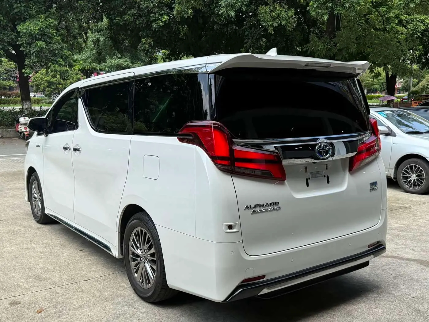 Toyota Alphard 2022 — Photo 18/18
