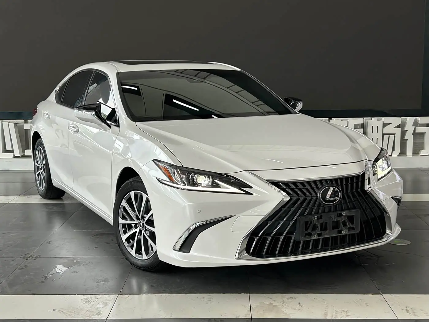 Lexus ES 2023 — Photo 3/20
